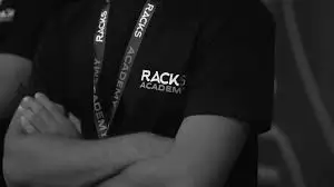 Chico de Racks Academy llevando identificación de la academia