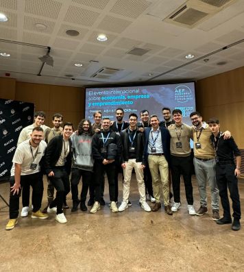 Equipo de Racks Academy en evento con alumnos