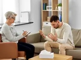 Psicólogo en consulta poniendo en práctica lo aprendido en el Método Bodhi